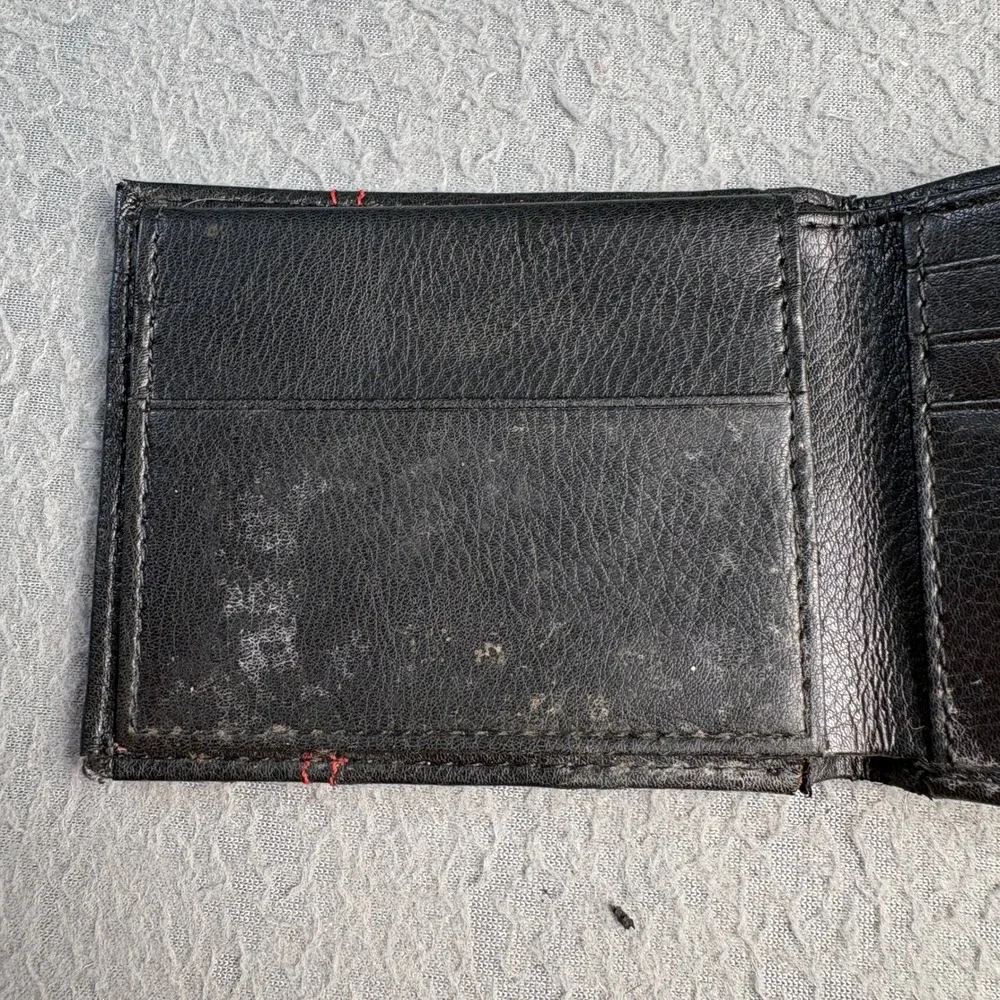 Guess Mens Bifold Wallet Black Faux Leather Red Stitching Triangle Logo Logo